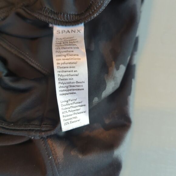 SPANX Faux Leather Camo Leggings Womens Medium Matte Black Shaping - Picture 6 of 6